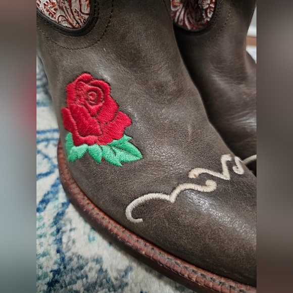 Tony Lama Brown Rose Boots - Picture 7 of 13